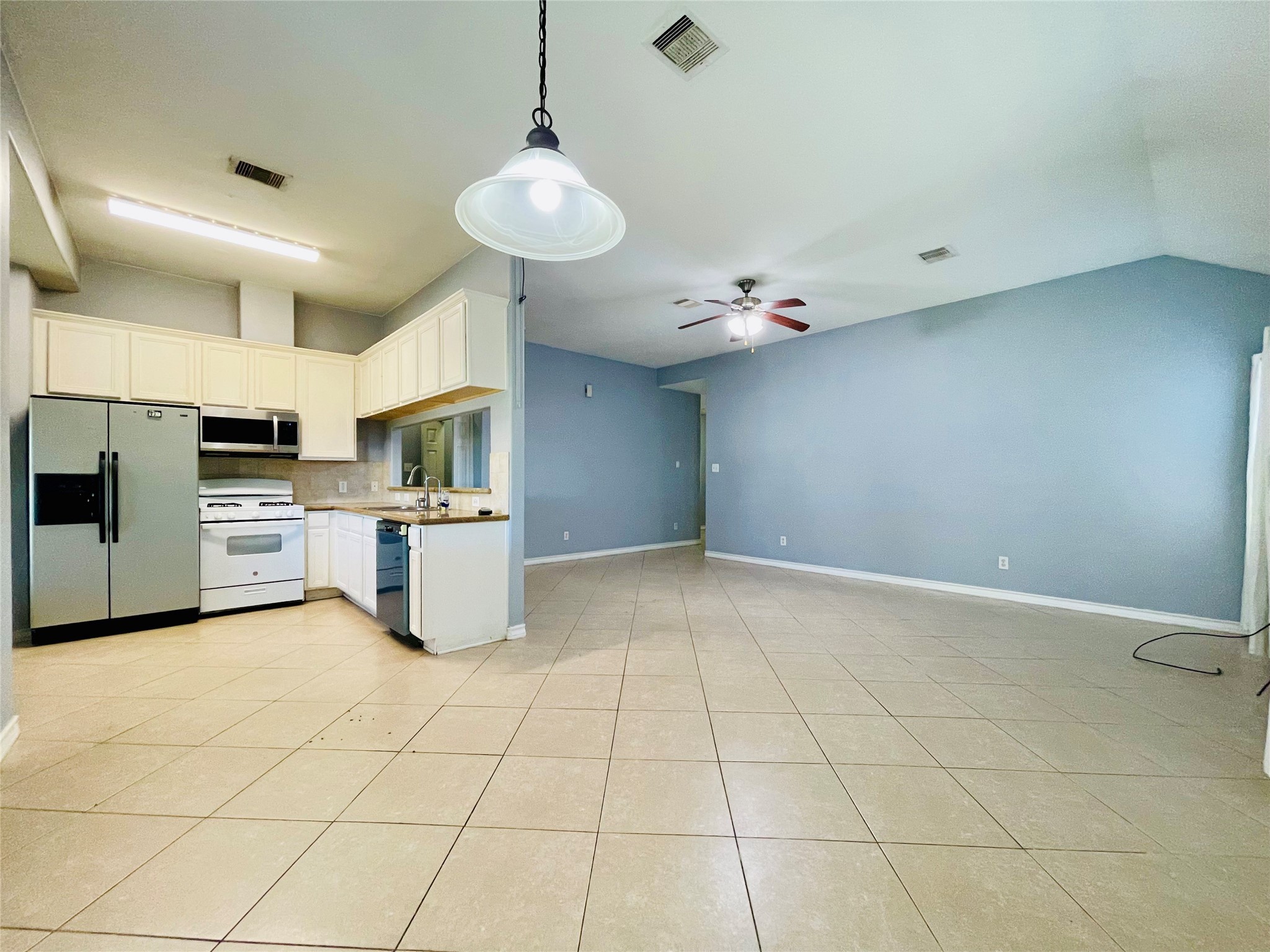13739 Canyon Hollow Loop Houston, TX 77083 - Photo 5 of 14 a kitchen with white cabinets and appliances
