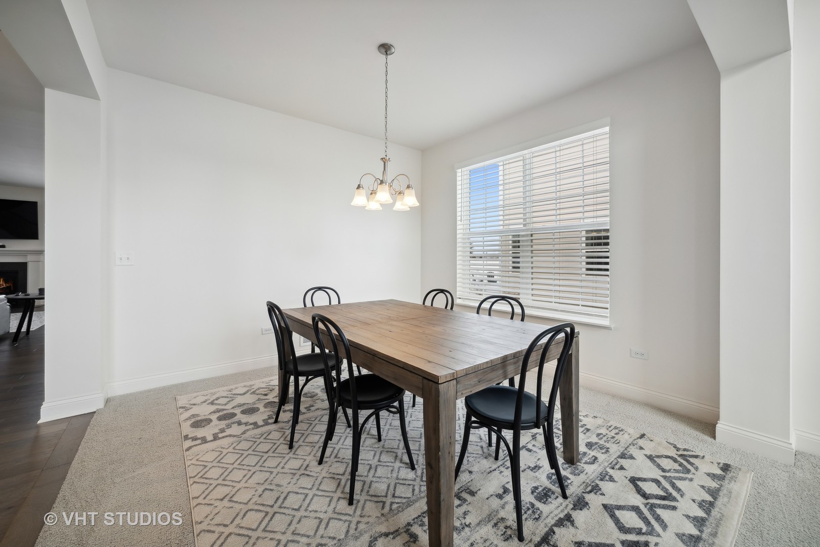3622 Eldorado Road Elgin, IL 60124 - Photo 9 of 20 a dining room with furniture and window