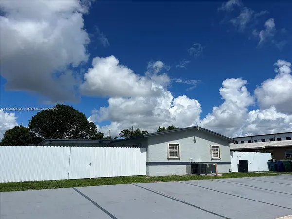 $2,400 | 19122 Northwest 36th Avenue, Miami Gardens, FL 33056