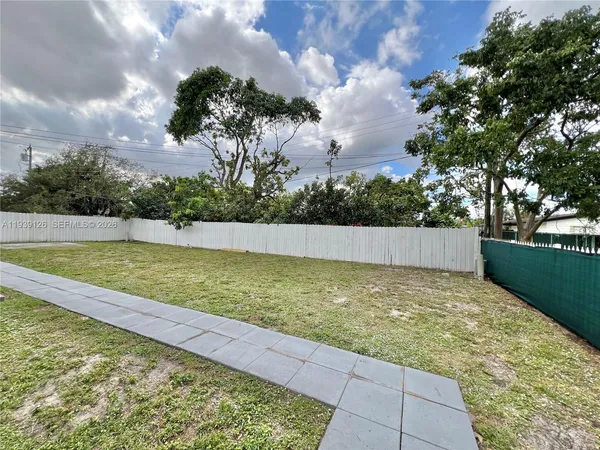 $2,400 | 19122 Northwest 36th Avenue, Miami Gardens, FL 33056