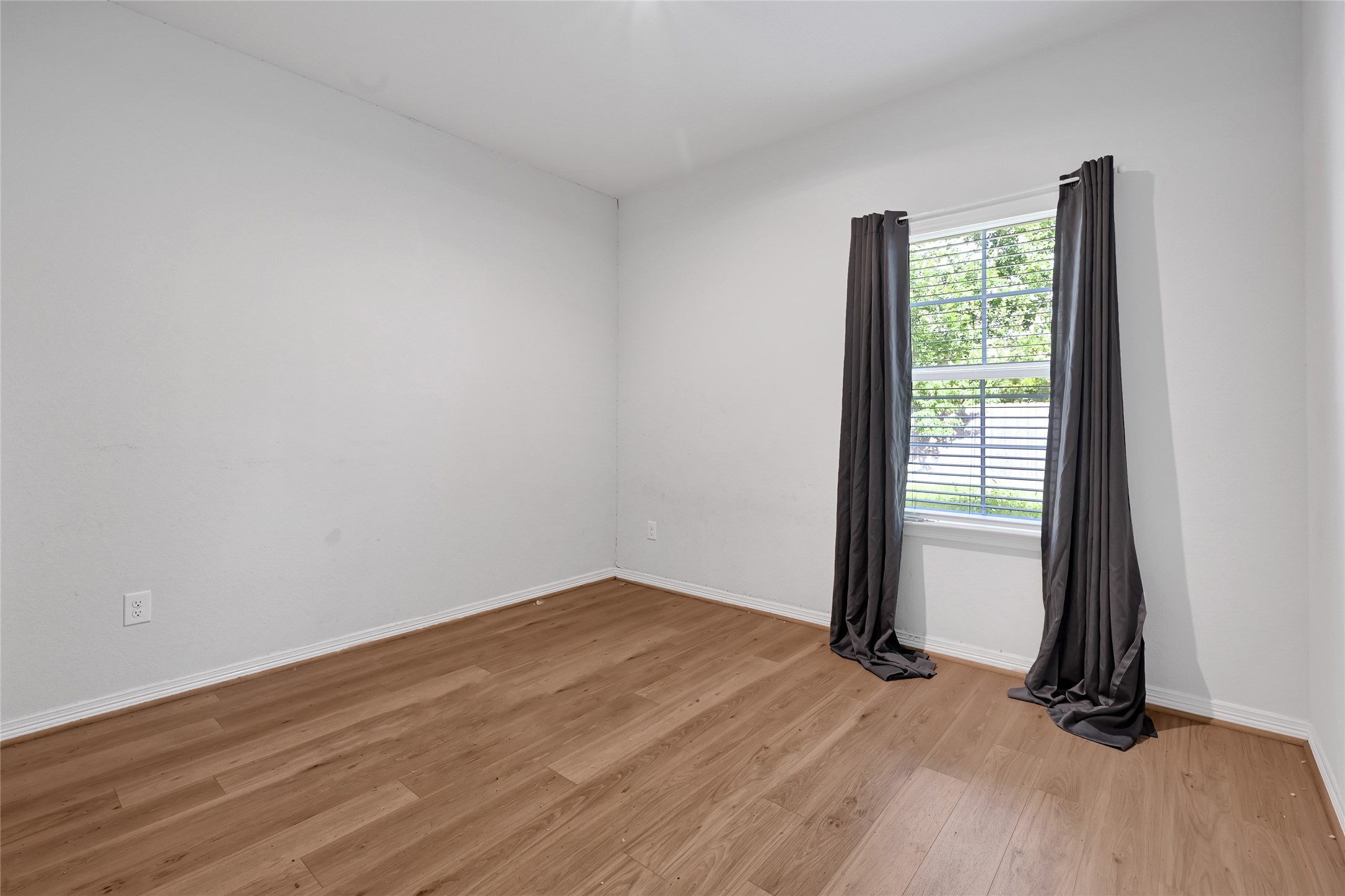 6320 Paris Street Houston, TX 77021 - Photo 13 of 16 an empty room with wooden floor and windows