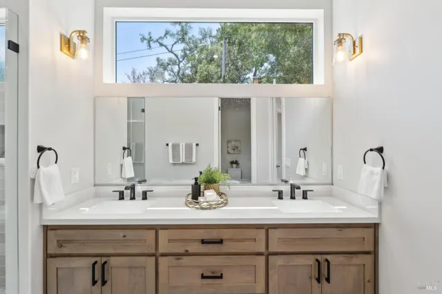 a view of entryway and balcony