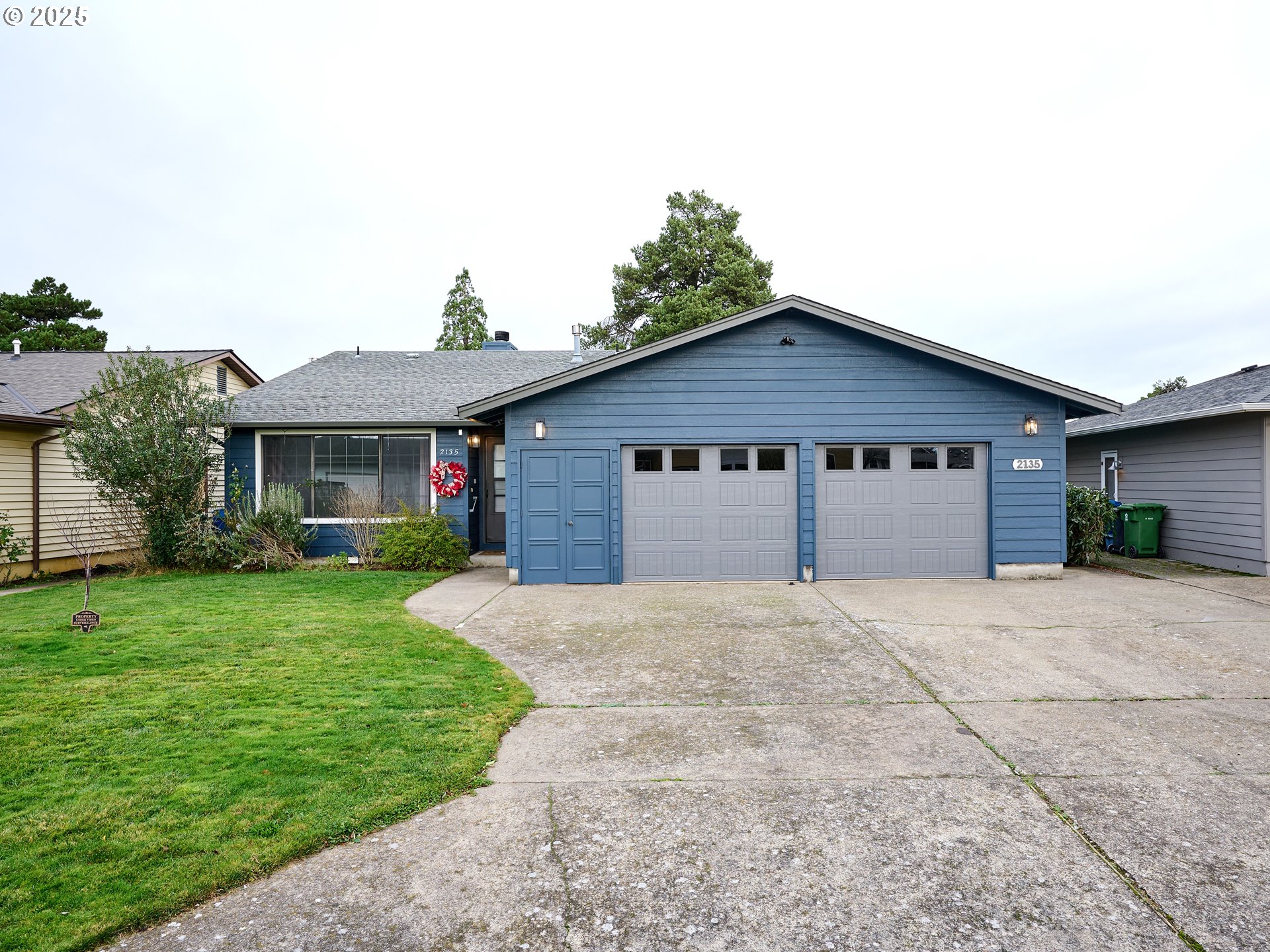 2135 Country Club Terrace Woodburn, OR 97071 - Photo 22 of 36 a front view of a house with a yard and garage