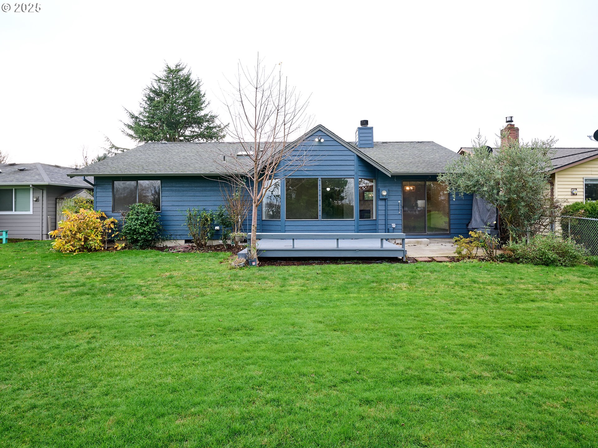 2135 Country Club Terrace Woodburn, OR 97071 - Photo 24 of 36 a front view of a house with garden