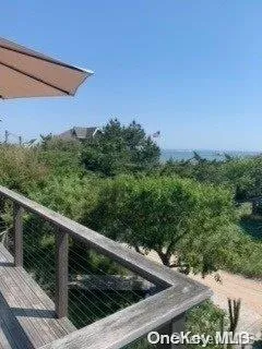 a view of a back yard