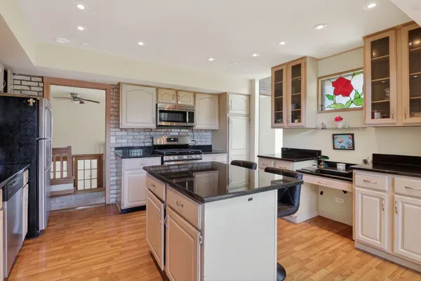 $425,000 | 1170 Lancaster Court, Hoffman Estates, IL 60169
