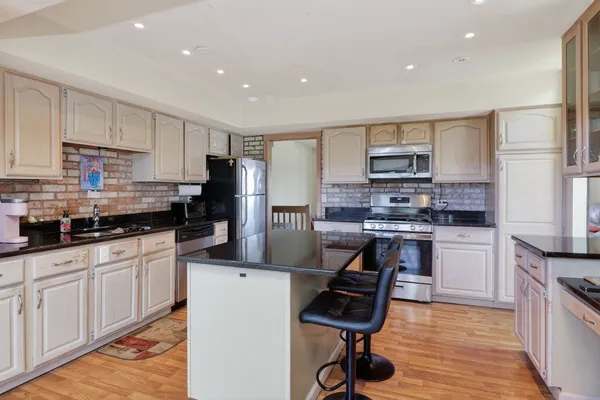 $425,000 | 1170 Lancaster Court, Hoffman Estates, IL 60169