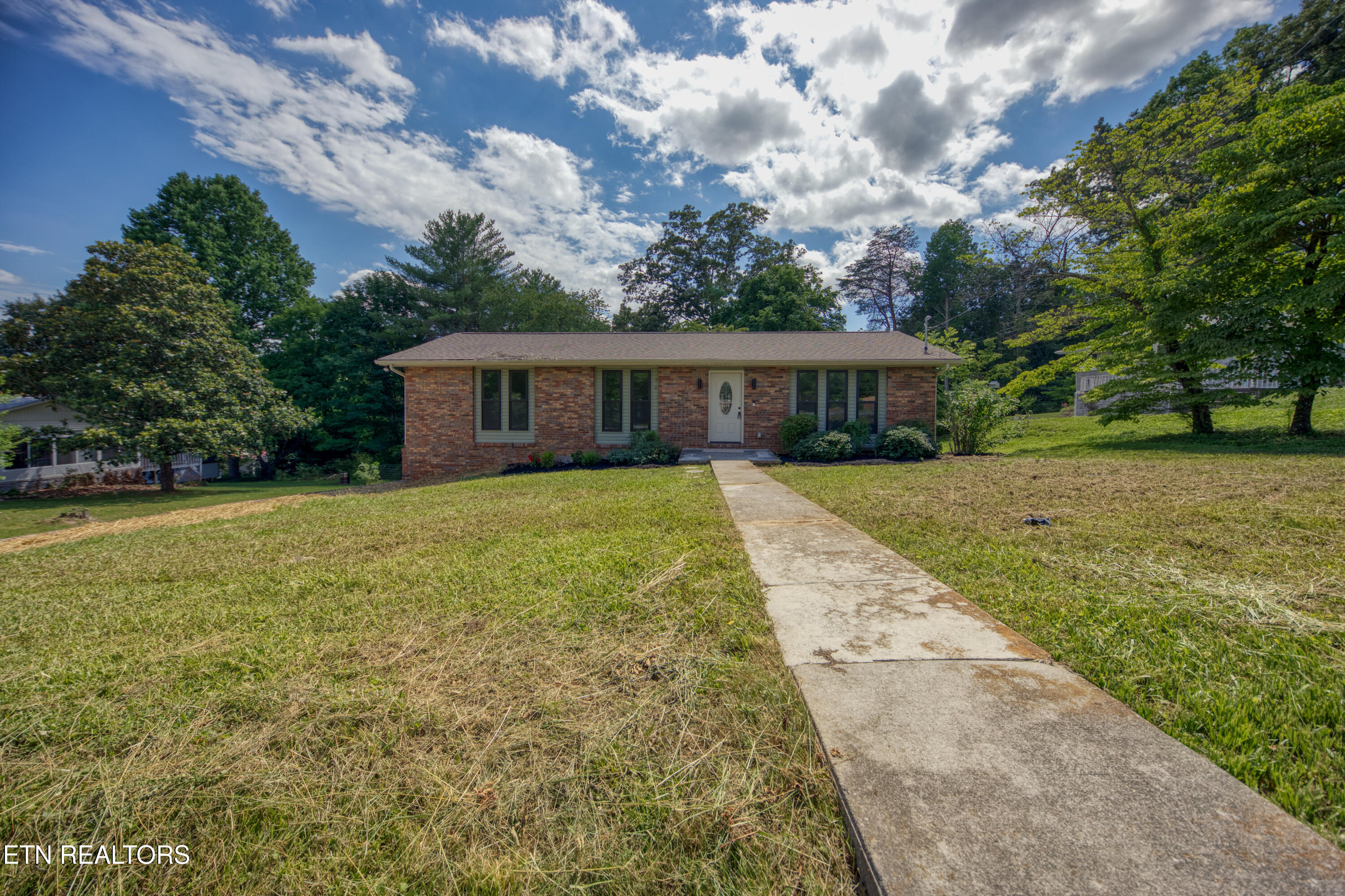 276 Sherwood Road Powell, TN 37849 - Photo 1 of 24 0H3A0206_101