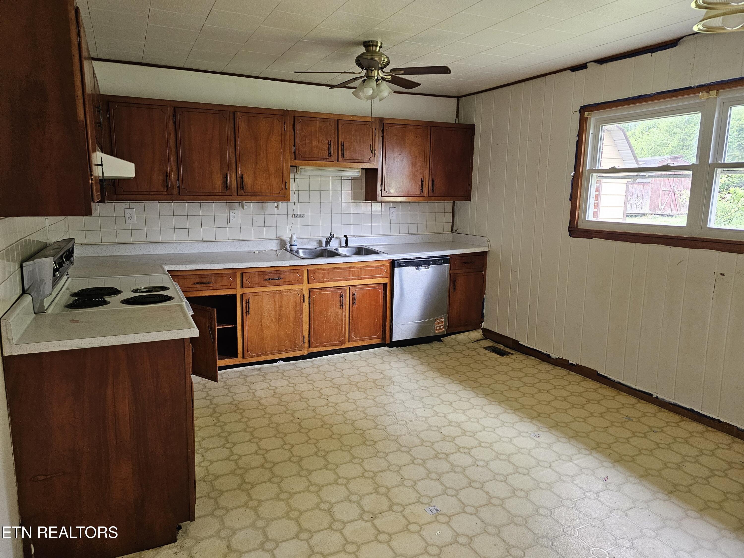 306 Wilson Hurst Street Tazewell, TN 37879 - Photo 5 of 16 20260428_132121