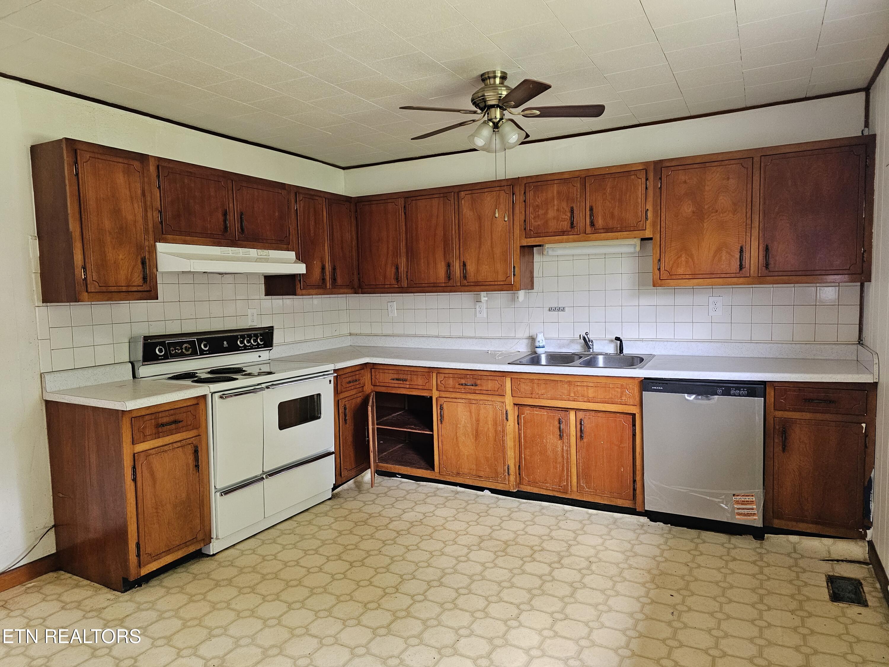 306 Wilson Hurst Street Tazewell, TN 37879 - Photo 6 of 16 20260428_132130