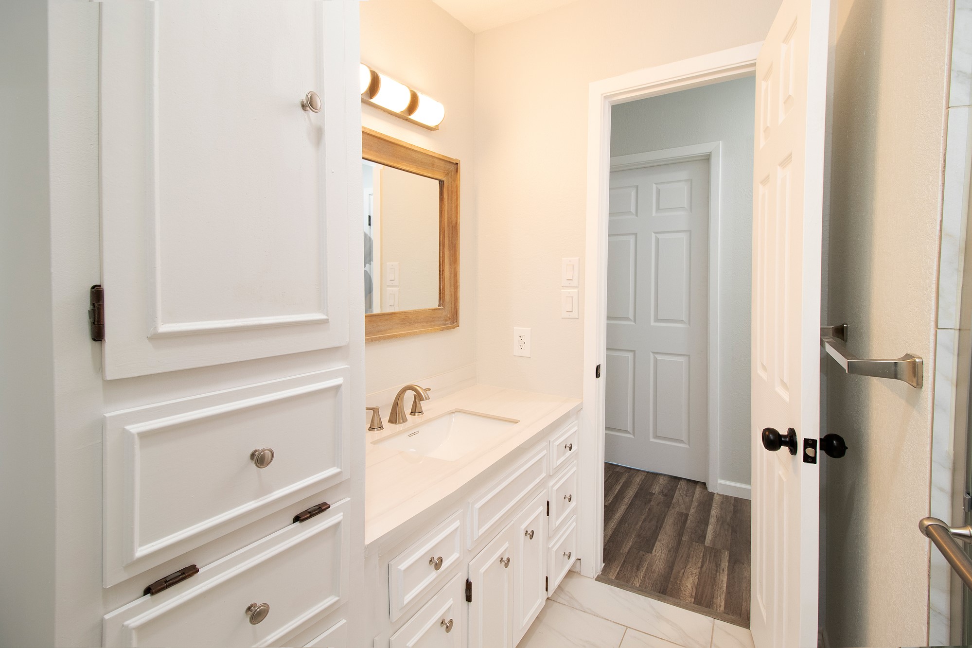 2510 Bunker Hill Drive Temple, TX 76504 - Photo 26 of 30 a bathroom with a sink a mirror and a bathtub