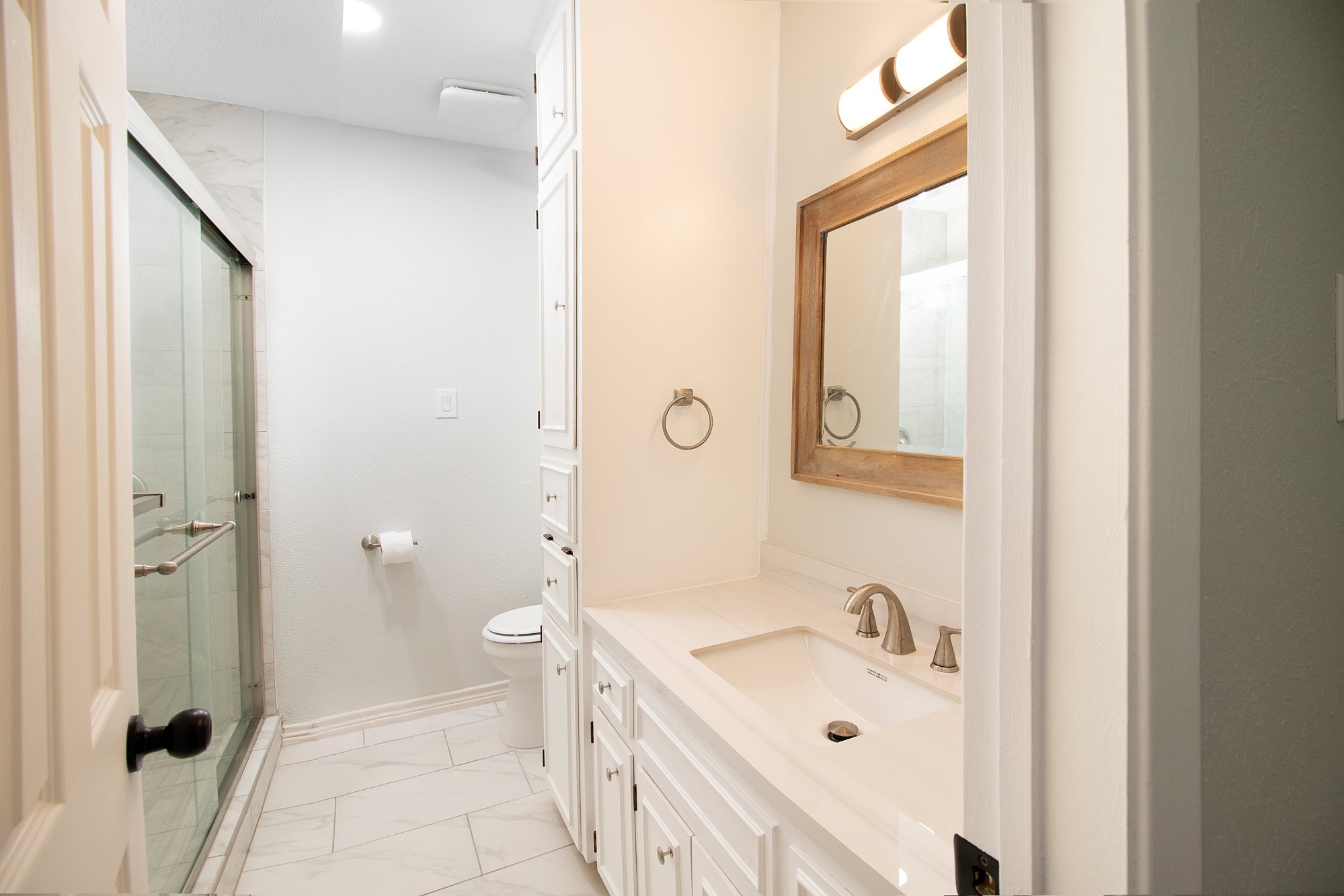 2510 Bunker Hill Drive Temple, TX 76504 - Photo 27 of 30 a bathroom with a tub sink toilet and mirror