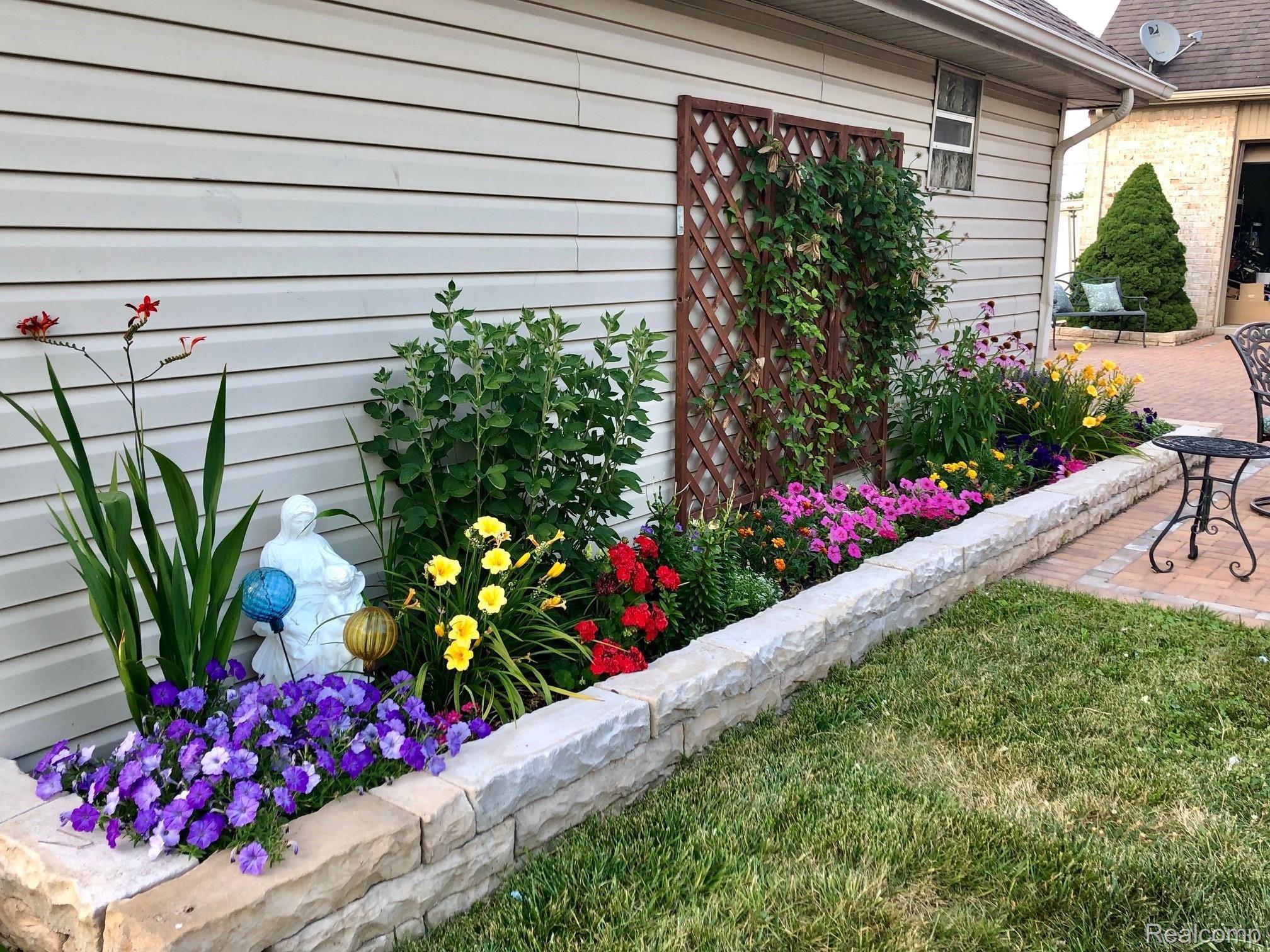 23490 Hall Road Trenton, MI 48183 - Photo 30 of 36 hall back flowers 2.jpg