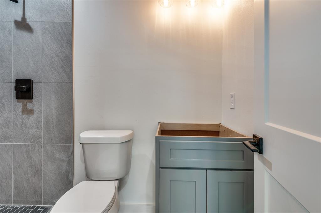 516 South O Connor Road Irving, TX 75060 - Photo 13 of 40 a bathroom with a toilet and a sink
