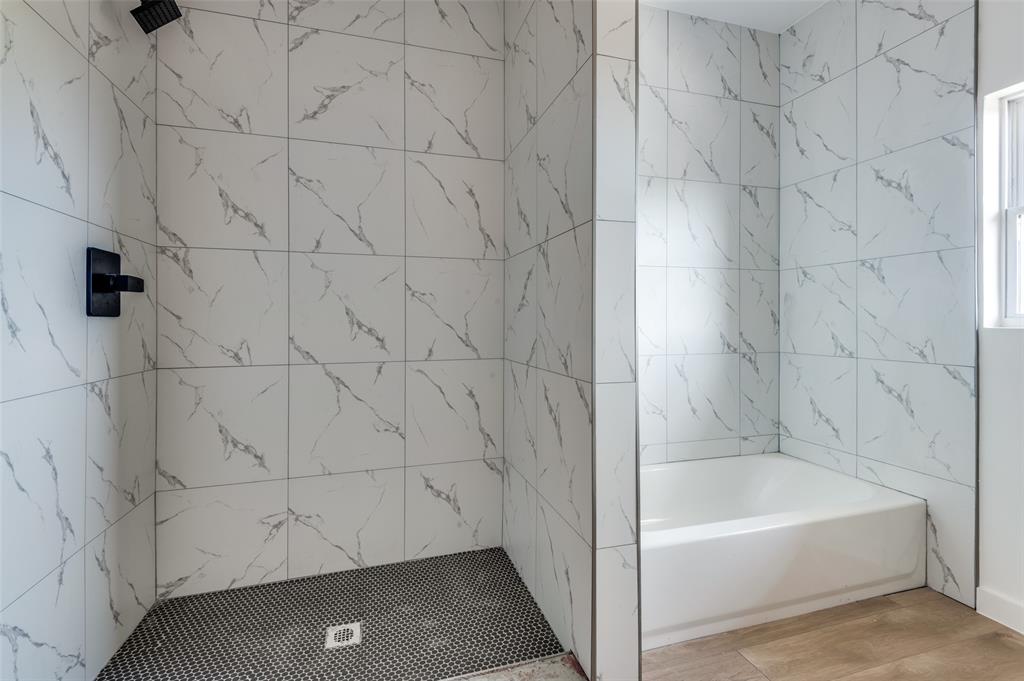 516 South O Connor Road Irving, TX 75060 - Photo 35 of 40 a bathroom with a bathtub