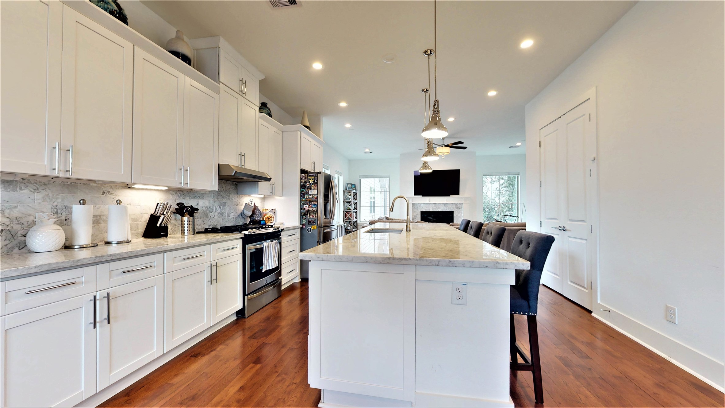 5422 Darling Street, Unit C Houston, TX 77007 - Photo 8 of 35 Chef's Kitchen / Marble Island