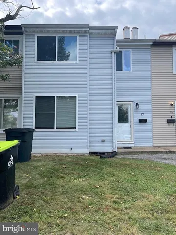 a view of front of a house with a yard