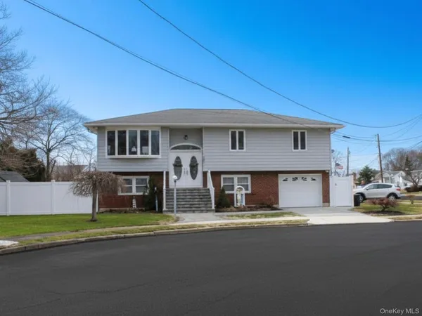 $899,999 | 395 North Putnam Avenue, Lindenhurst, NY 11757