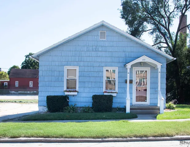 $72,900 | 221 East 1st Avenue, Monmouth, IL 61462