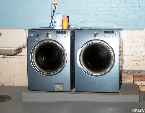 $72,900 | 221 East 1st Avenue, Monmouth, IL 61462