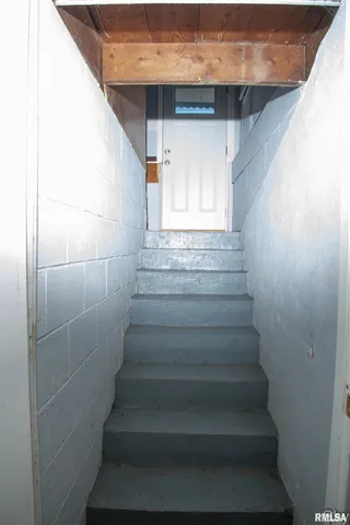 $72,900 | 221 East 1st Avenue, Monmouth, IL 61462