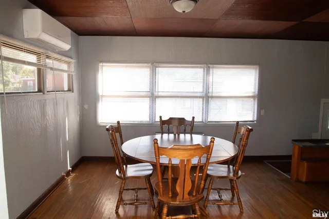 $72,900 | 221 East 1st Avenue, Monmouth, IL 61462