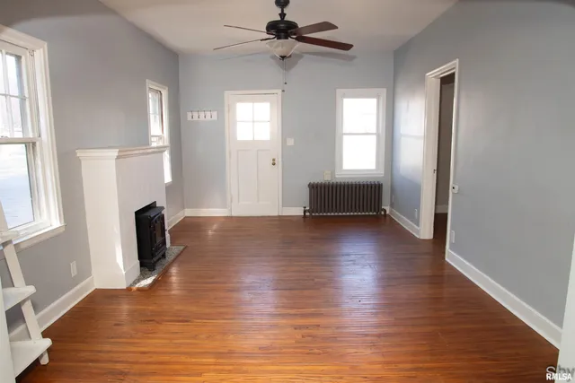 $72,900 | 221 East 1st Avenue, Monmouth, IL 61462