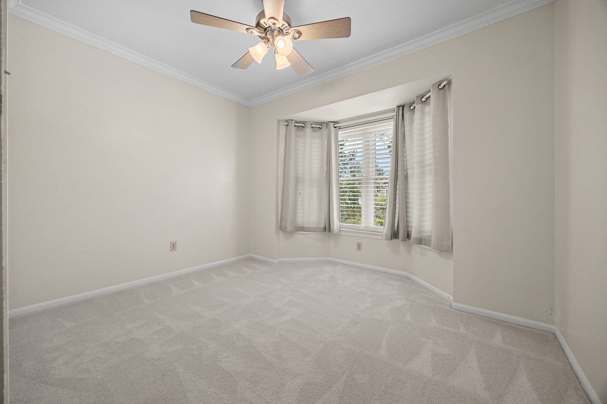 7447 Cambridge Street, Unit 117 Houston, TX 77054 - Photo 20 of 38 an empty room with windows and fan