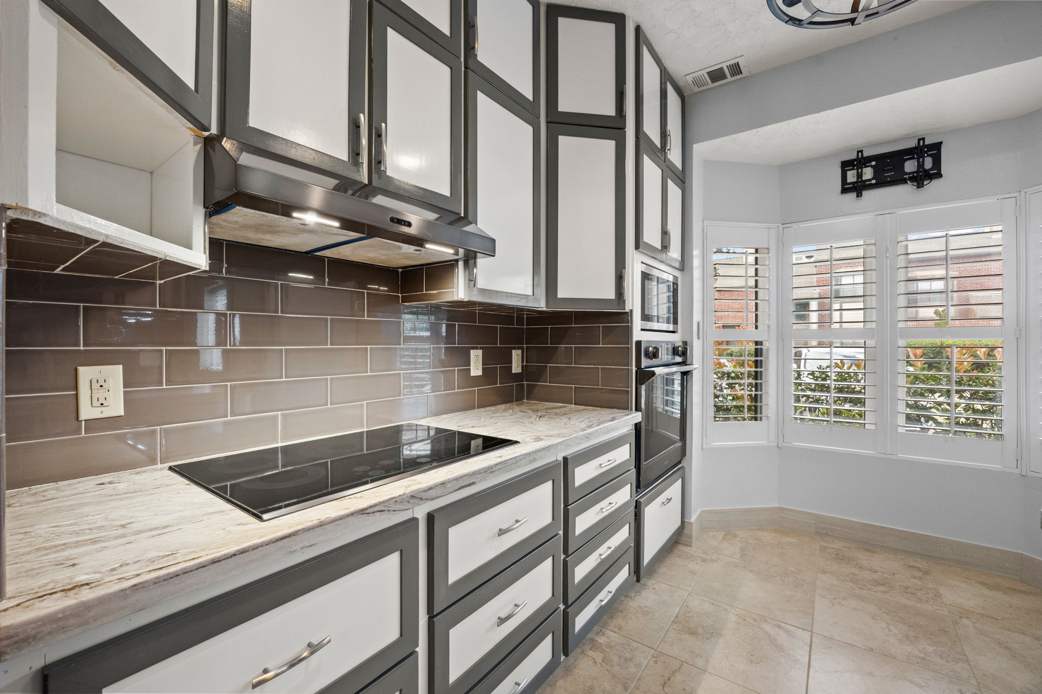 7447 Cambridge Street, Unit 117 Houston, TX 77054 - Photo 4 of 38 a kitchen that has a sink and a stove
