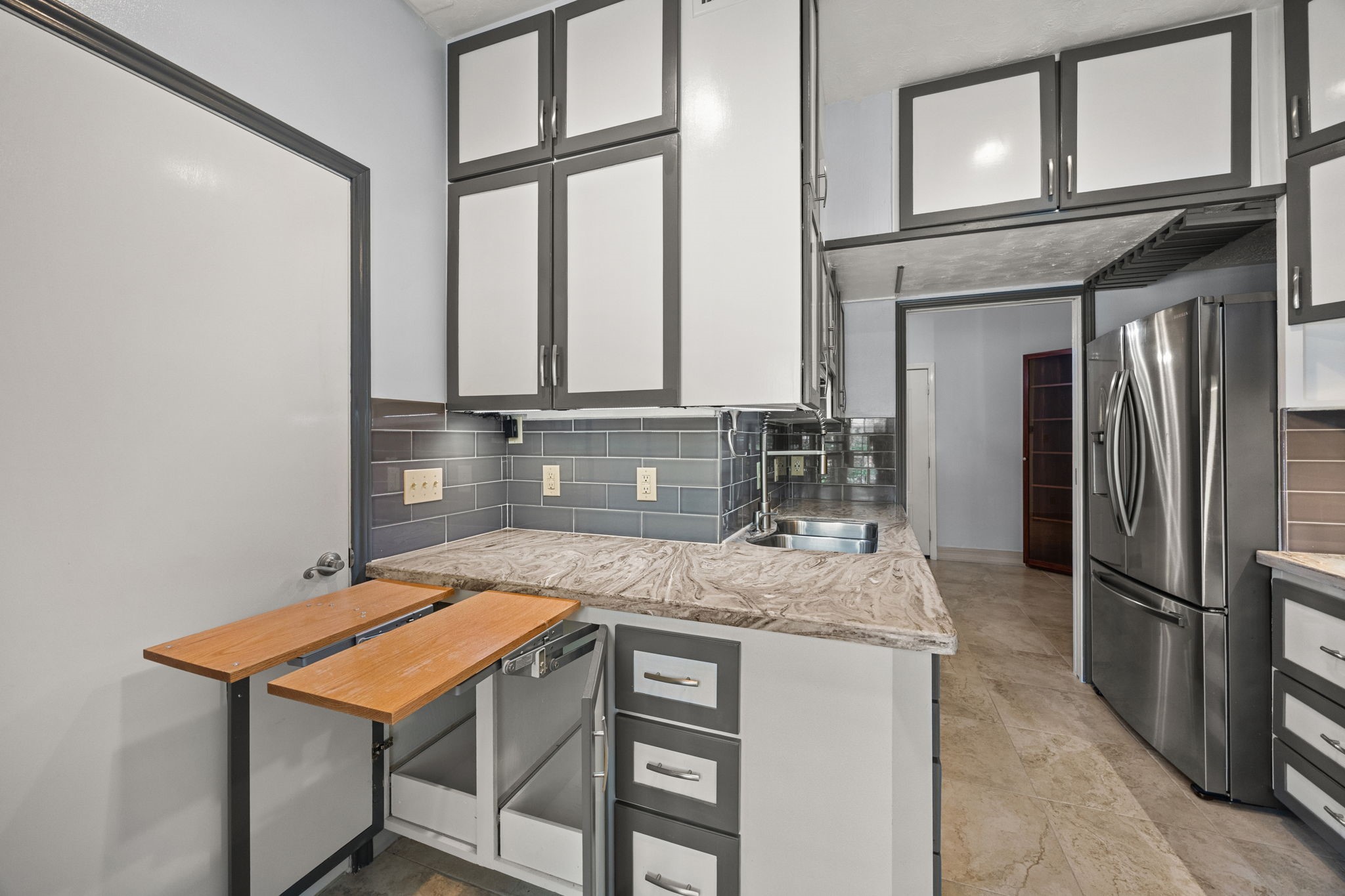 7447 Cambridge Street, Unit 117 Houston, TX 77054 - Photo 7 of 38 a kitchen with a table and chairs