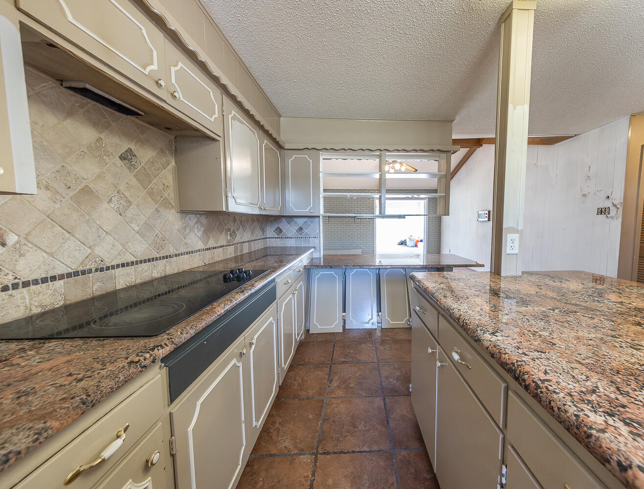 5206 70th Street Lubbock, TX 79424 - Photo 7 of 38 2L9A2404