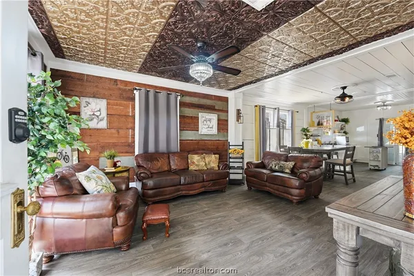 $260,000 | 805 Academy Street East, Brenham, TX 77833