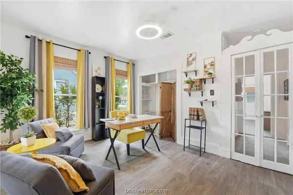 $260,000 | 805 Academy Street East, Brenham, TX 77833