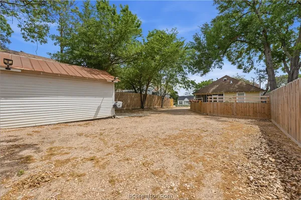 $260,000 | 805 Academy Street East, Brenham, TX 77833