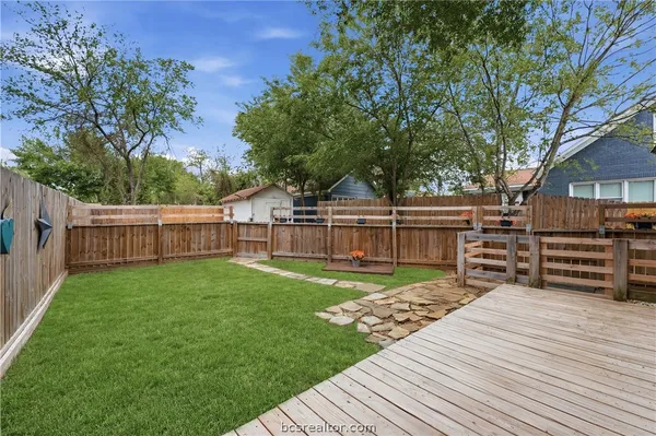 $260,000 | 805 Academy Street East, Brenham, TX 77833