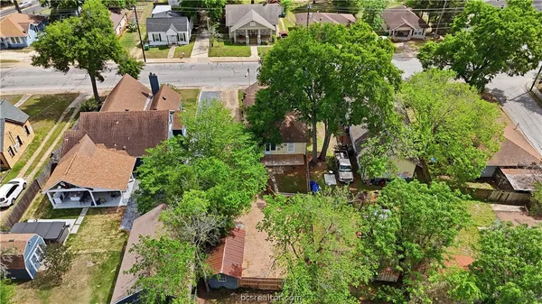 $260,000 | 805 Academy Street East, Brenham, TX 77833