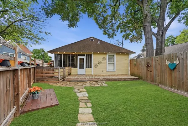 $260,000 | 805 Academy Street East, Brenham, TX 77833