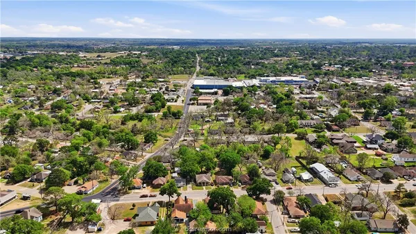 $260,000 | 805 Academy Street East, Brenham, TX 77833