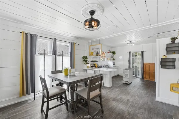 $260,000 | 805 Academy Street East, Brenham, TX 77833