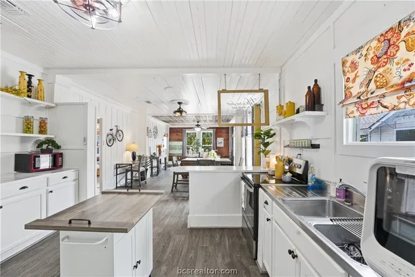 $260,000 | 805 Academy Street East, Brenham, TX 77833