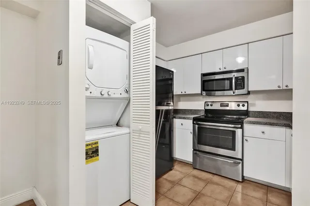 a view of an house with swimming pool and yard