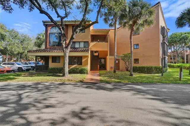 a view of road with yard
