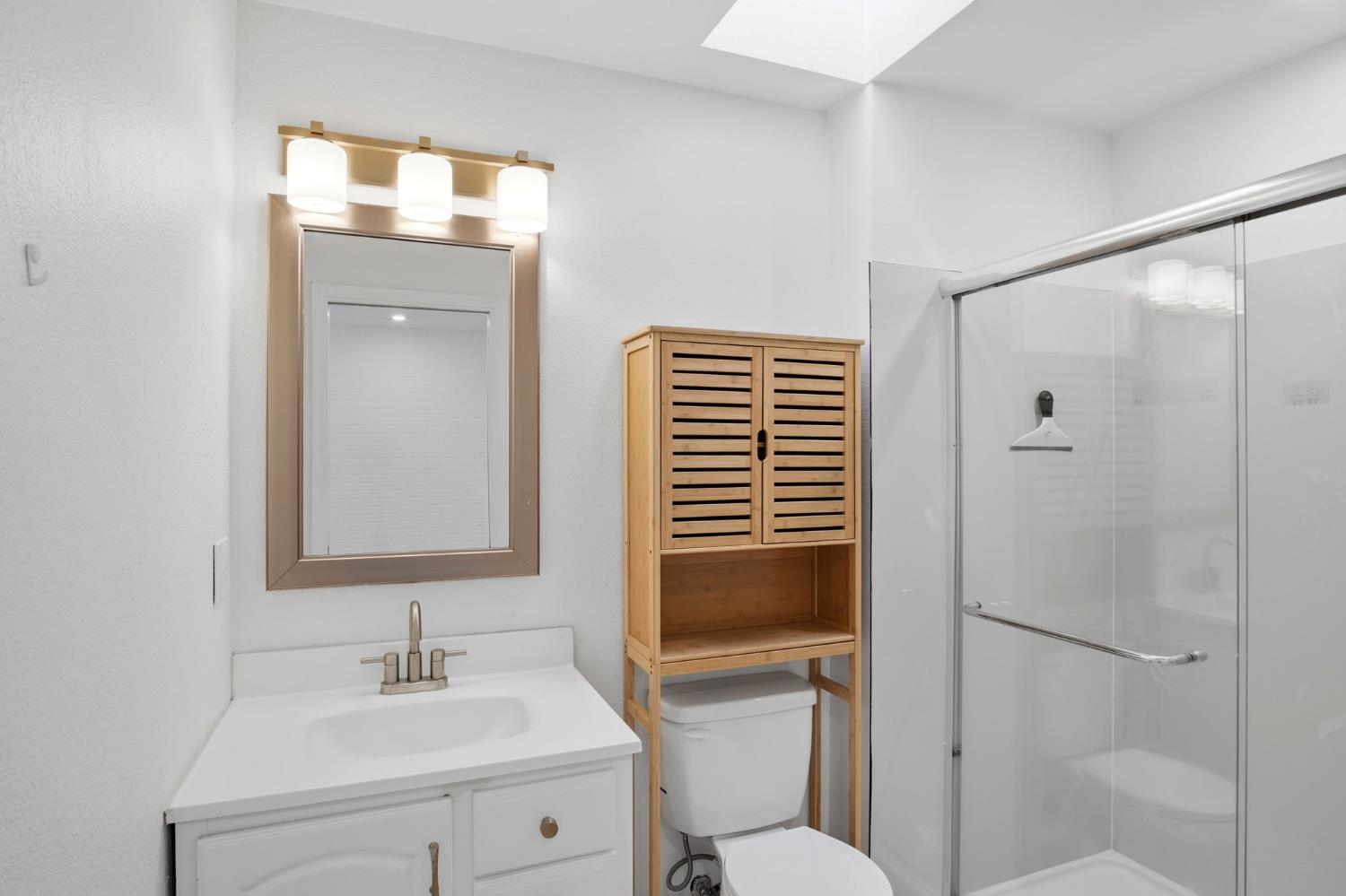 680 Sherri Way Turlock, CA 95382 - Photo 18 of 35 a bathroom with a sink toilet and shower