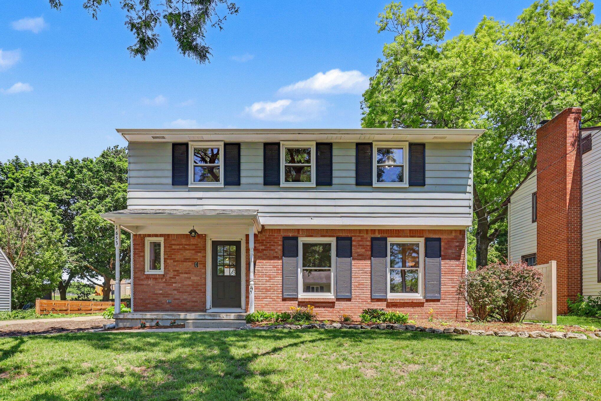 1653 Ridgeview Street Southeast Grand Rapids, MI 49506 - Photo 2 of 30 002_file_7604