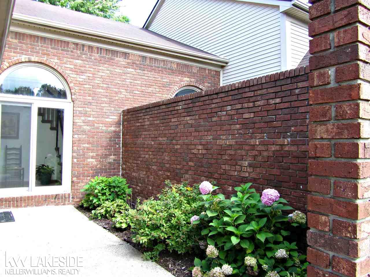 Stunning private entrywal