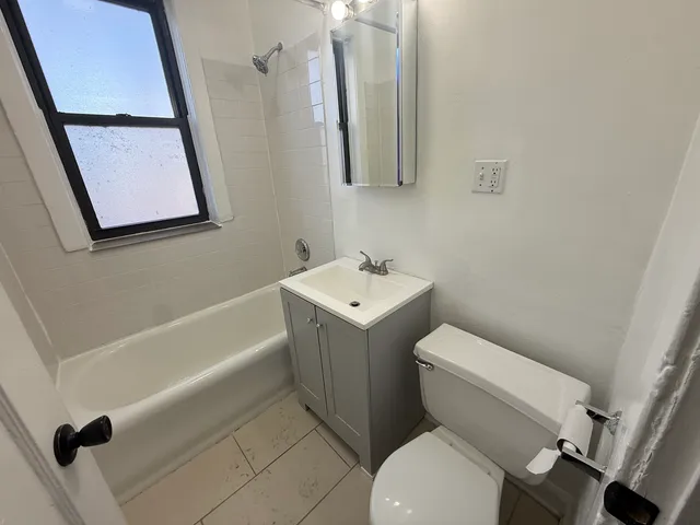 $1,550 | 1022 East Hyde Park Boulevard, Unit 3S, Chicago, IL 60615