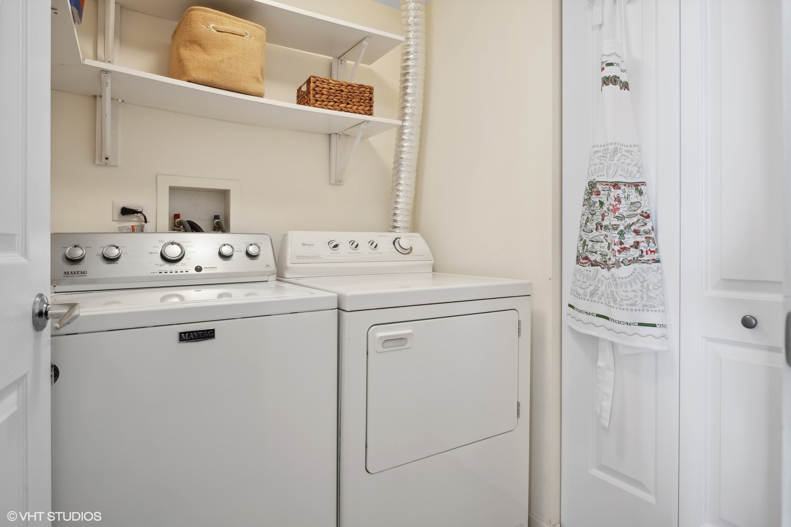 1640 Maple Avenue, Unit 704 Evanston, IL 60201 - Photo 3 of 15 a utility room with dryer and washer
