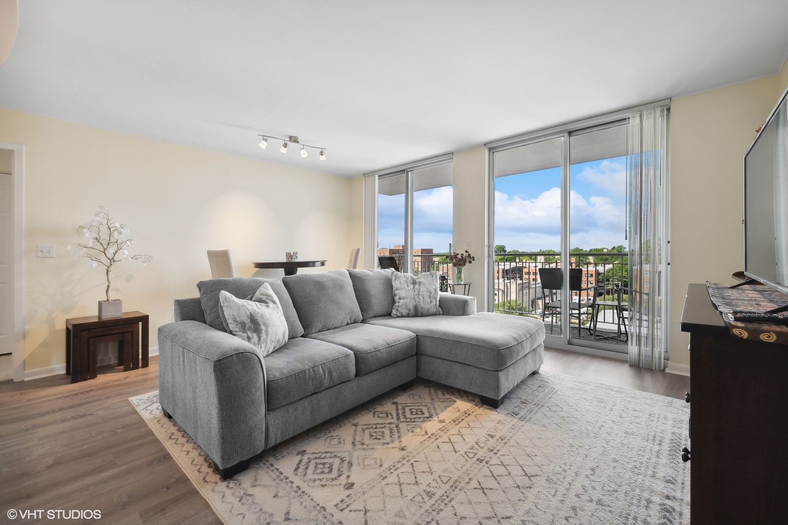 1640 Maple Avenue, Unit 704 Evanston, IL 60201 - Photo 8 of 15 a living room with furniture city view and large windows