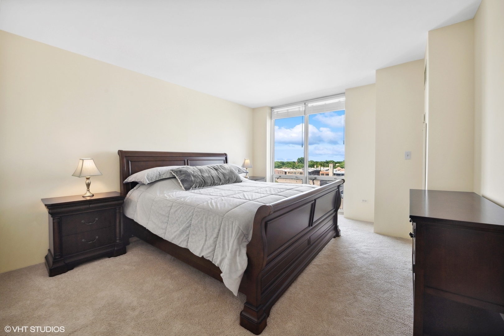 1640 Maple Avenue, Unit 704 Evanston, IL 60201 - Photo 10 of 15 a bedroom with a bed and window