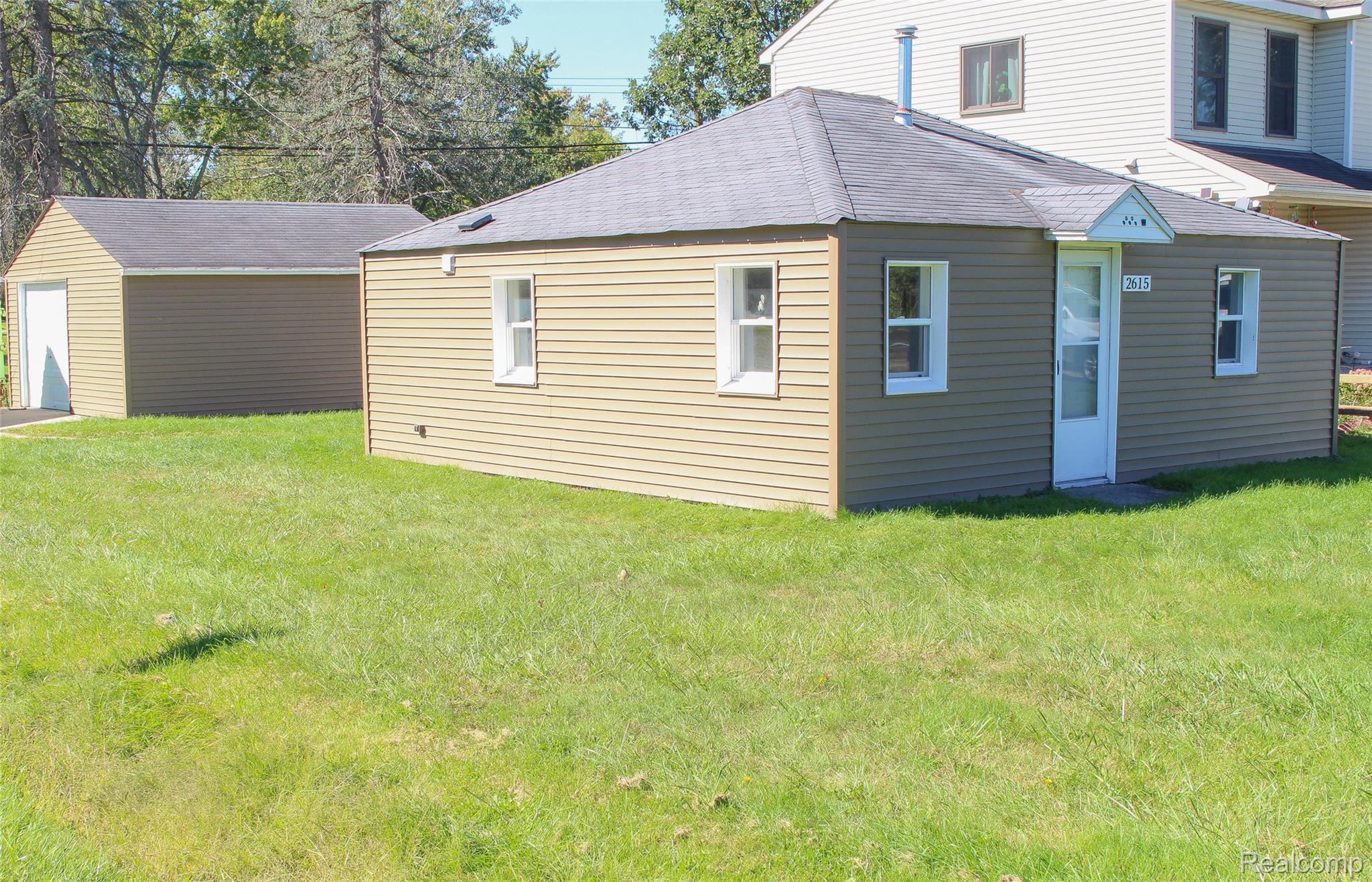 2615 Watkins Lake Road Waterford, MI 48328 - Photo 5 of 19 Exterior side of the home